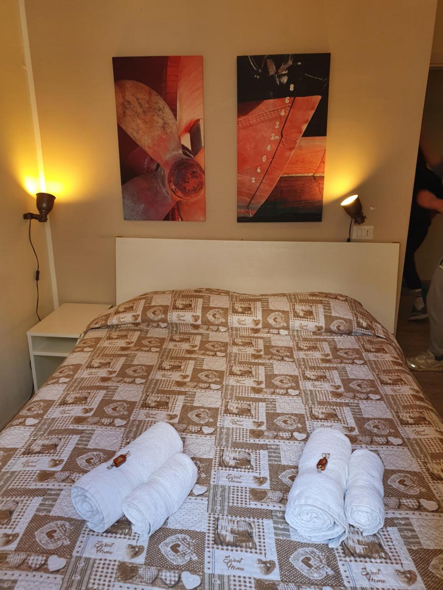 ساليرنو 4Rooms Guest House Free Wi-Fi المظهر الخارجي الصورة