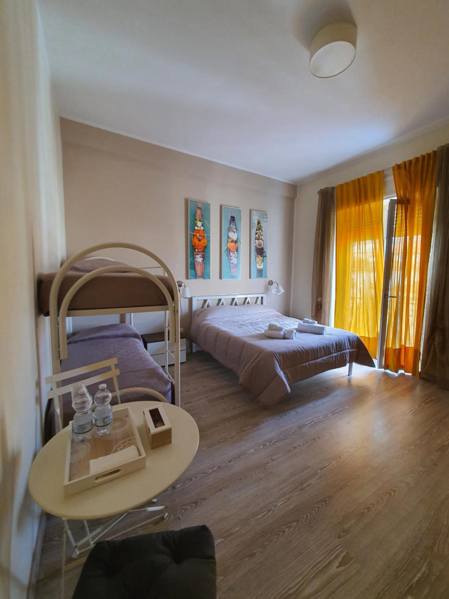 ساليرنو 4Rooms Guest House Free Wi-Fi المظهر الخارجي الصورة